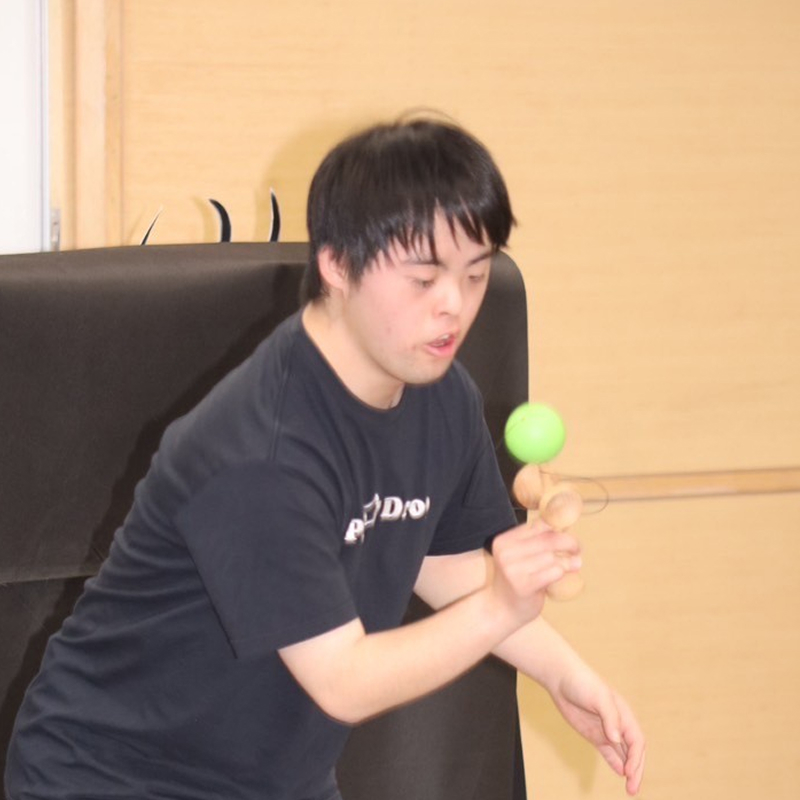 恐竜の着ぐるみと記念写真を撮るダウン症の女の子